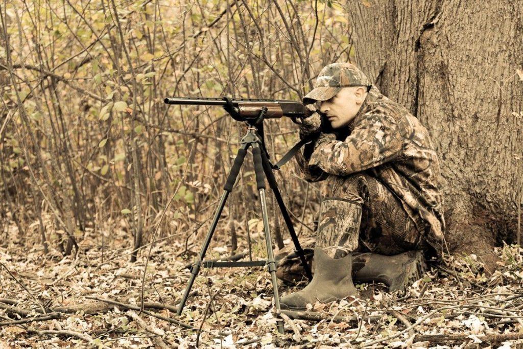 You can see the fore-end of the shotgun resting in the yoke of the tripod.