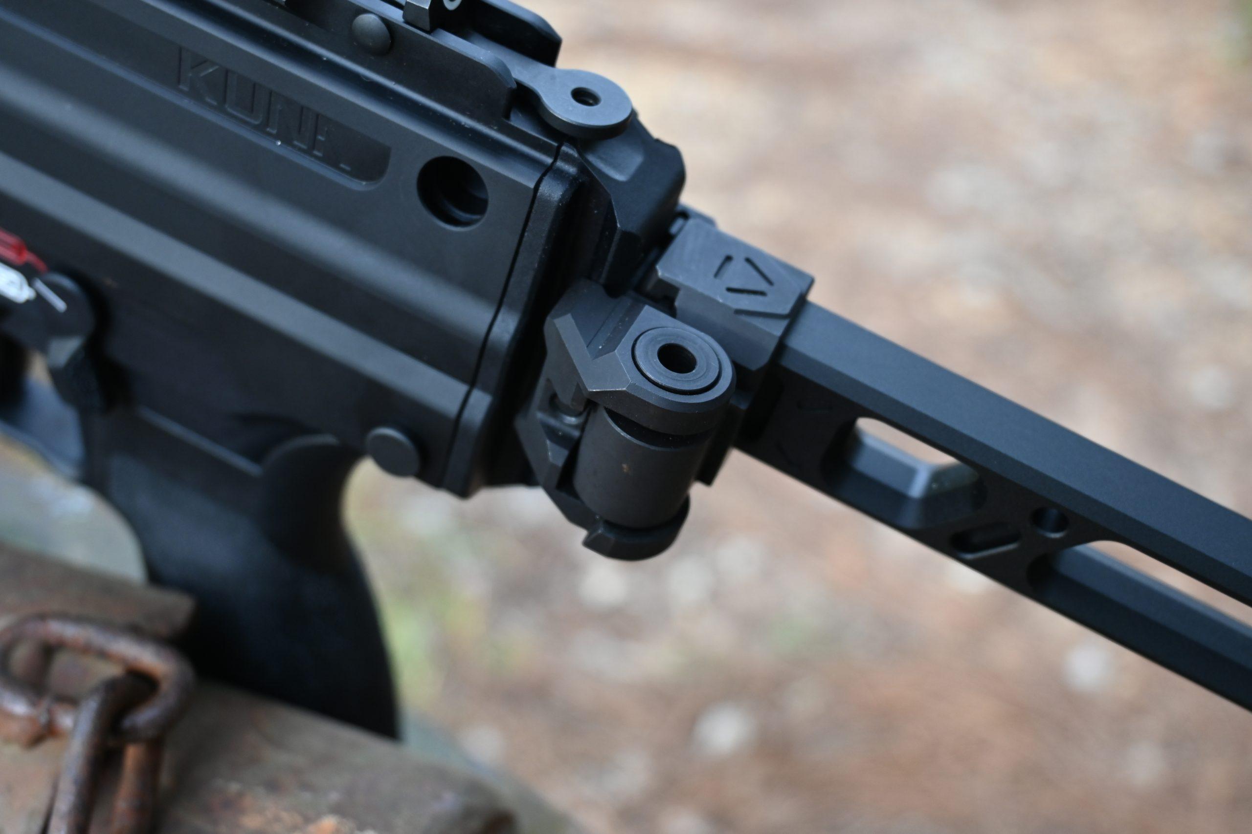 The all-steel hinge mechanism feels solid and sturdy.